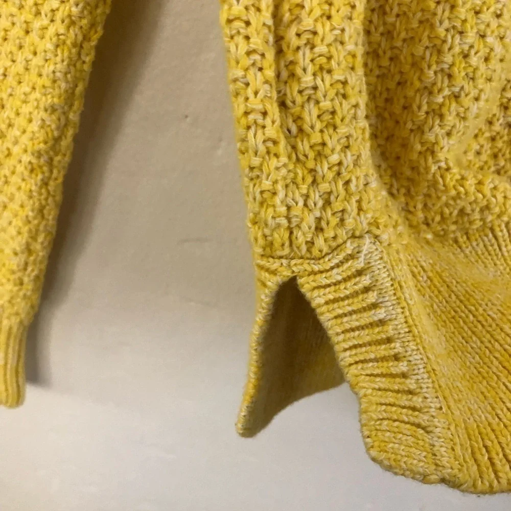 𝅺 GAP Yellow sweater